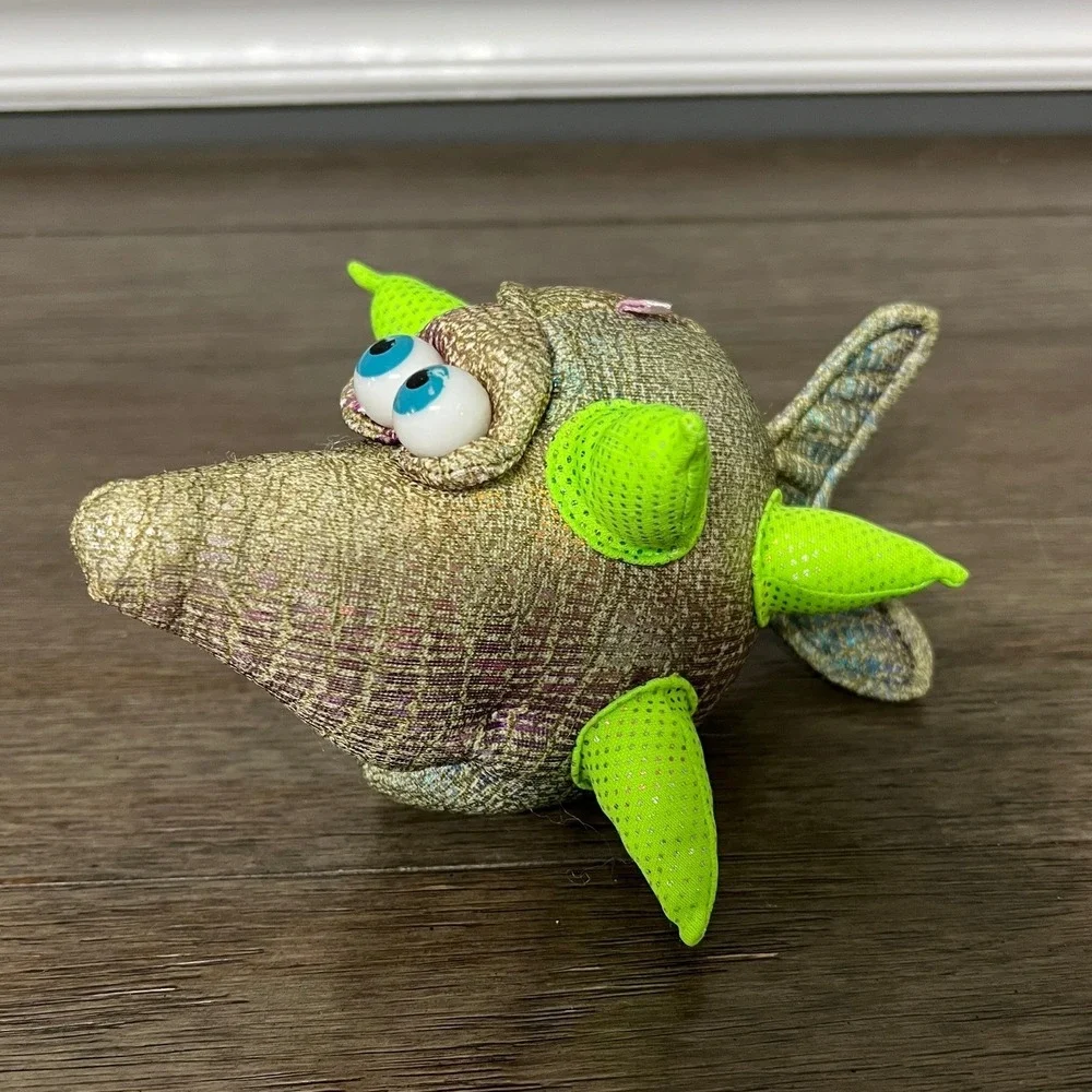 Cartoon Big Eyed Plush Fish Stuffed Animal Gold Metallic Neon Green Fins Toy 6in
